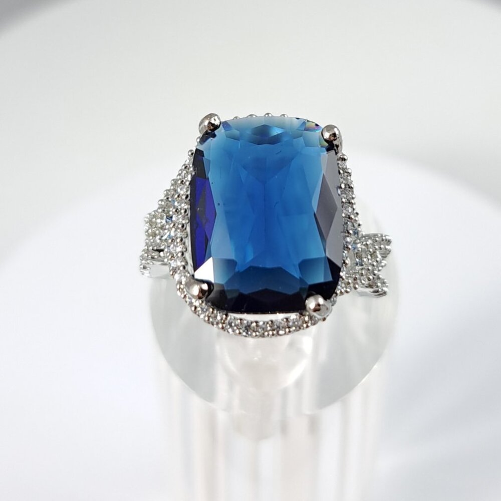 NWOT  Beautiful Blue Stone Ring